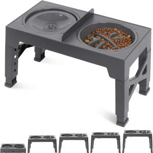 Gamelle hauteur chien réglable grise / noir avec 5 images de gamelle à tailles différentes (en fonction du réglage). La gamelle surélevé contient 2 compartiment : une bol anti glouton et un un bol d'eau anti éclaboussure.