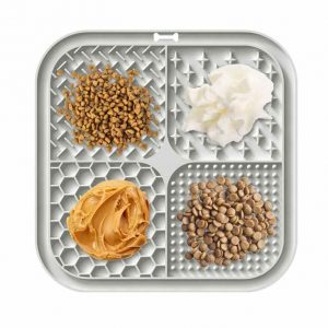 Tapis de léchage chien gris avec nourriture dessus (pâtée, beurre de cacahuète, yaourt, friandise)