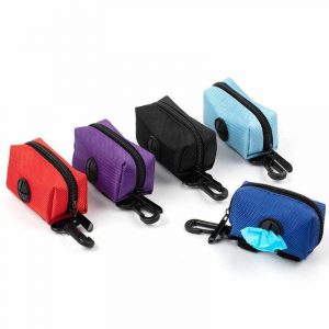 Distributeur sac a crottes en plusieurs couleurs : rouge, violet, noir, bleu ciel et bleu nuit.